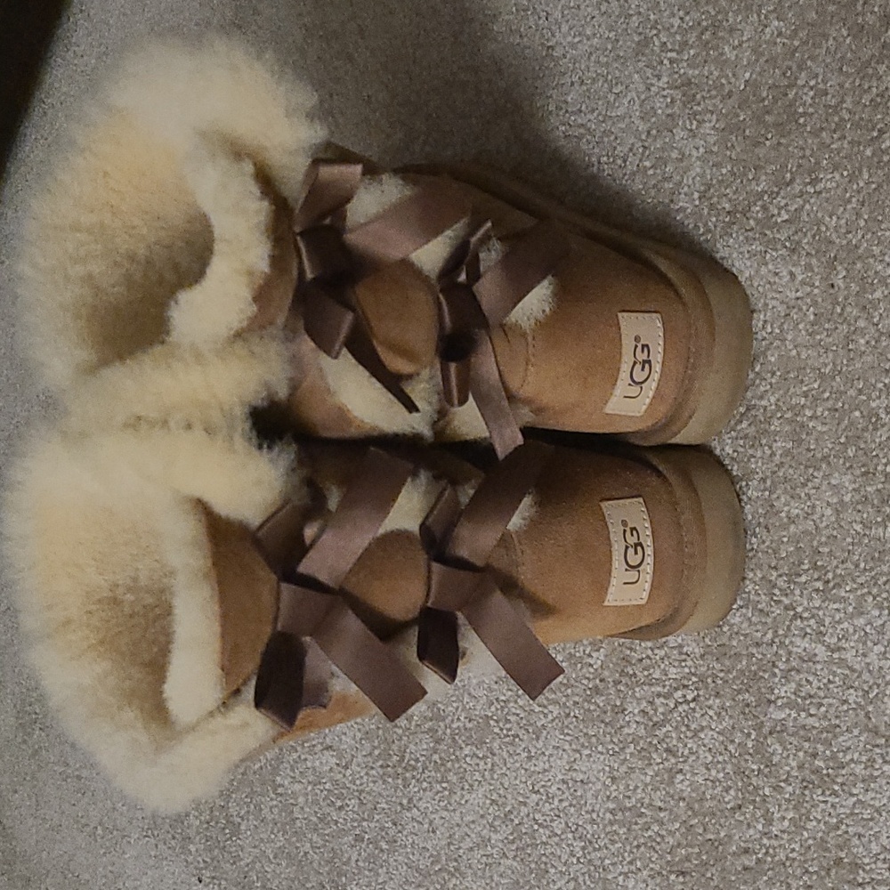 UGG boots with bows adult size 9 (cleaning kit included)